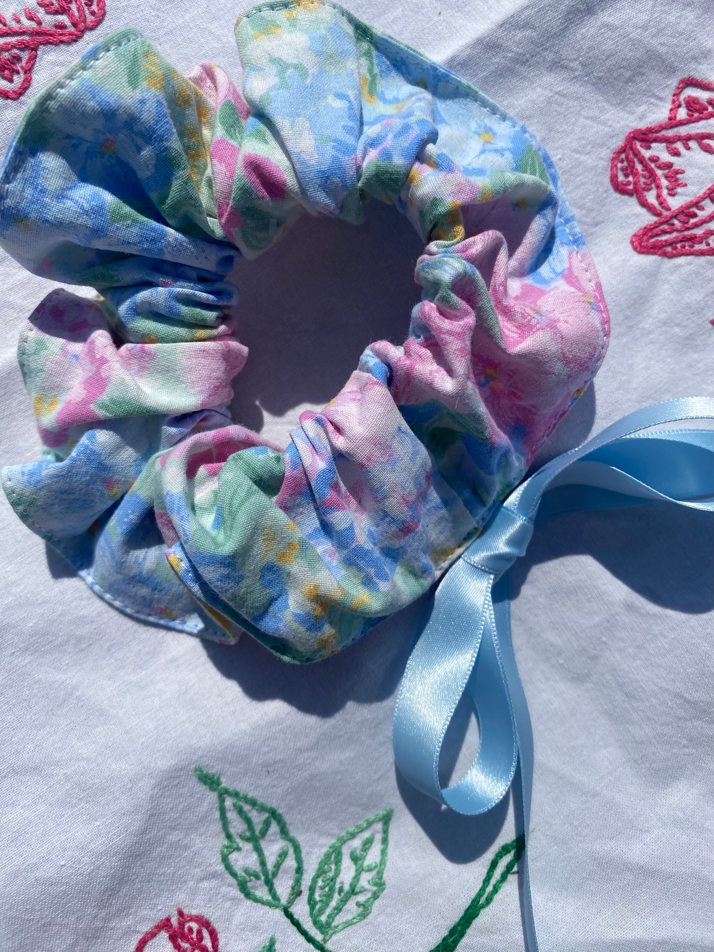 Chouchou fleuri en tissu vintage et ruban bleu