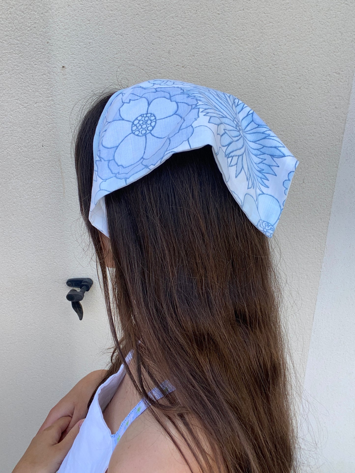 Bandana bleu fleuri pour les cheveux