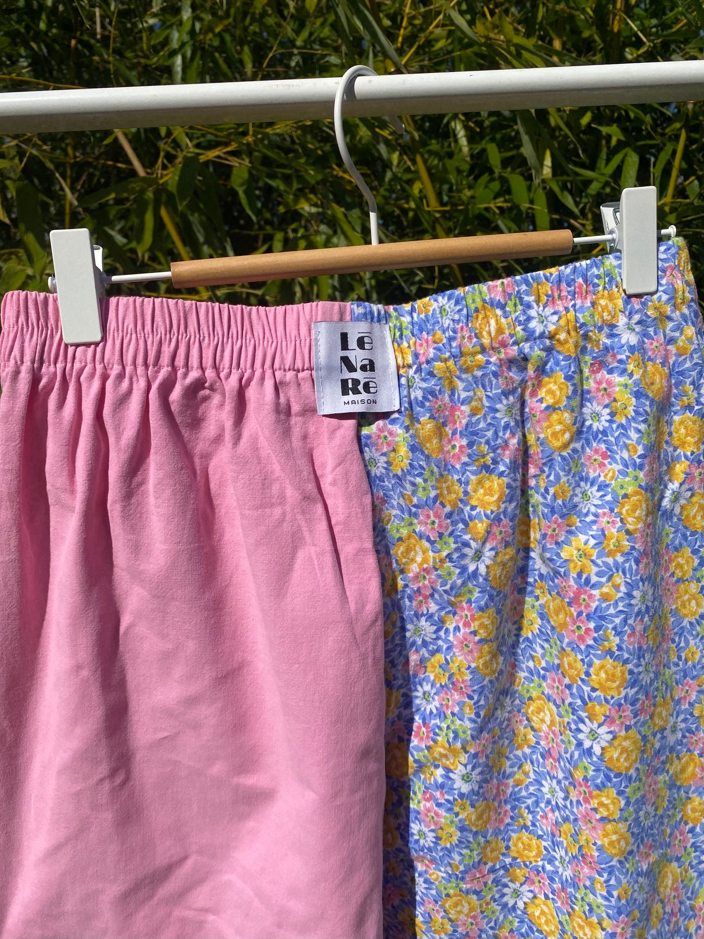 Pantalon rose et fleuri