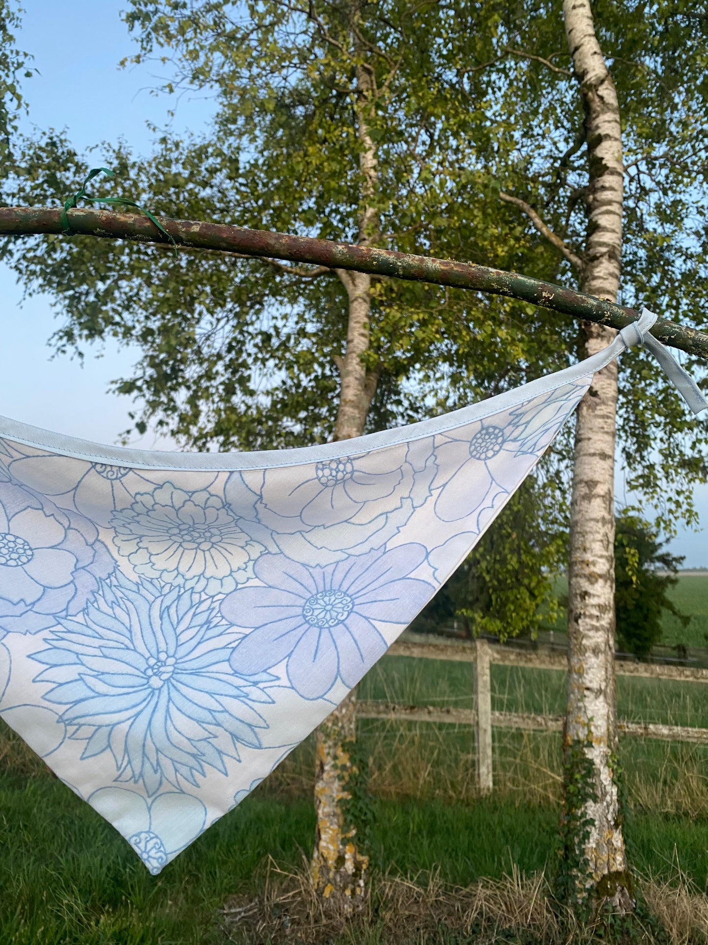 Bandana bleu fleuri pour les cheveux