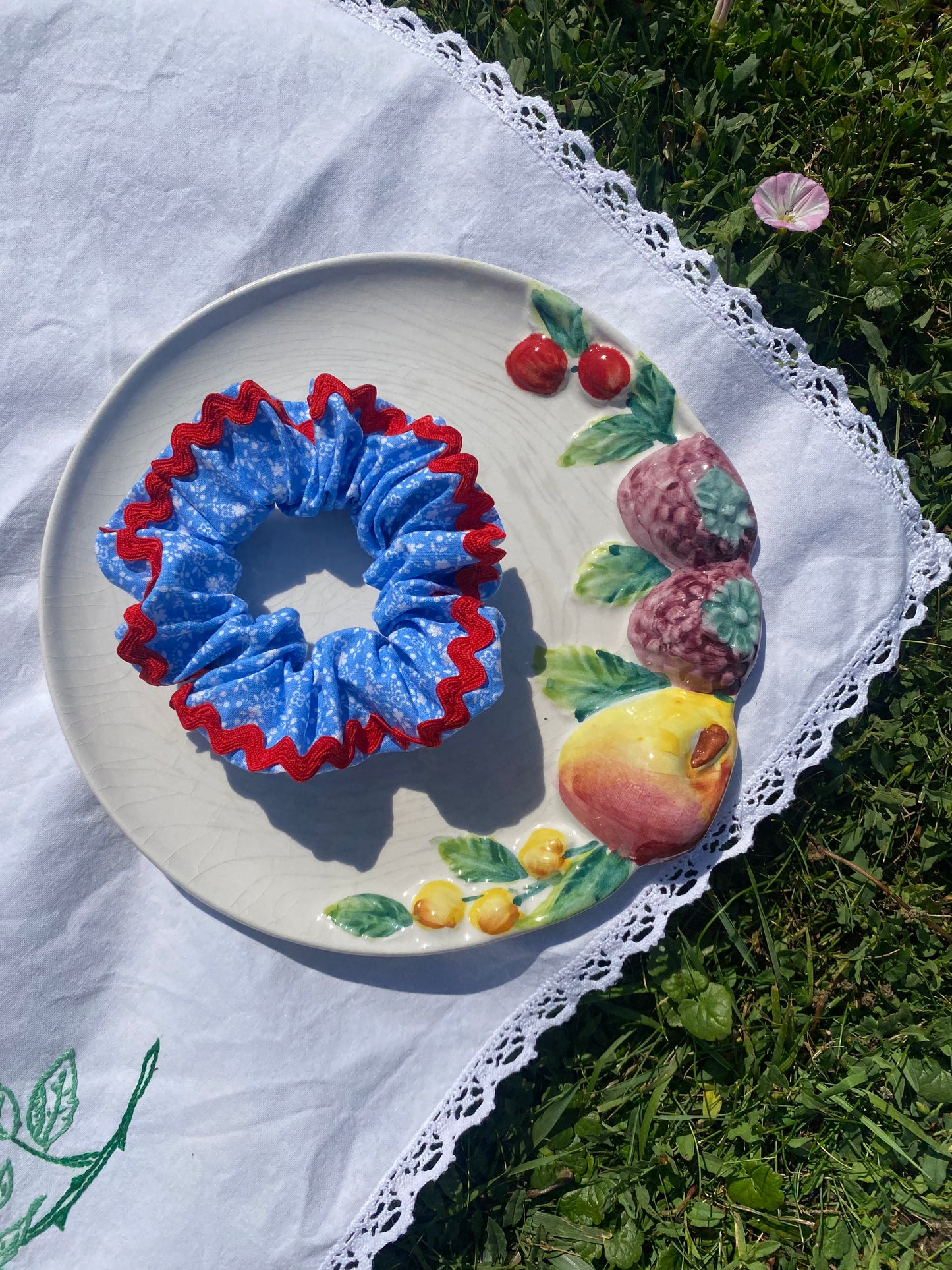 Chouchou bleu fleuri en tissu vintage et croquet rouge