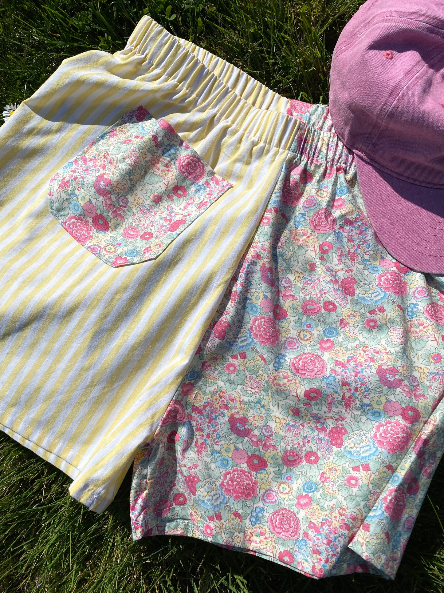 Short rayé et fleuri