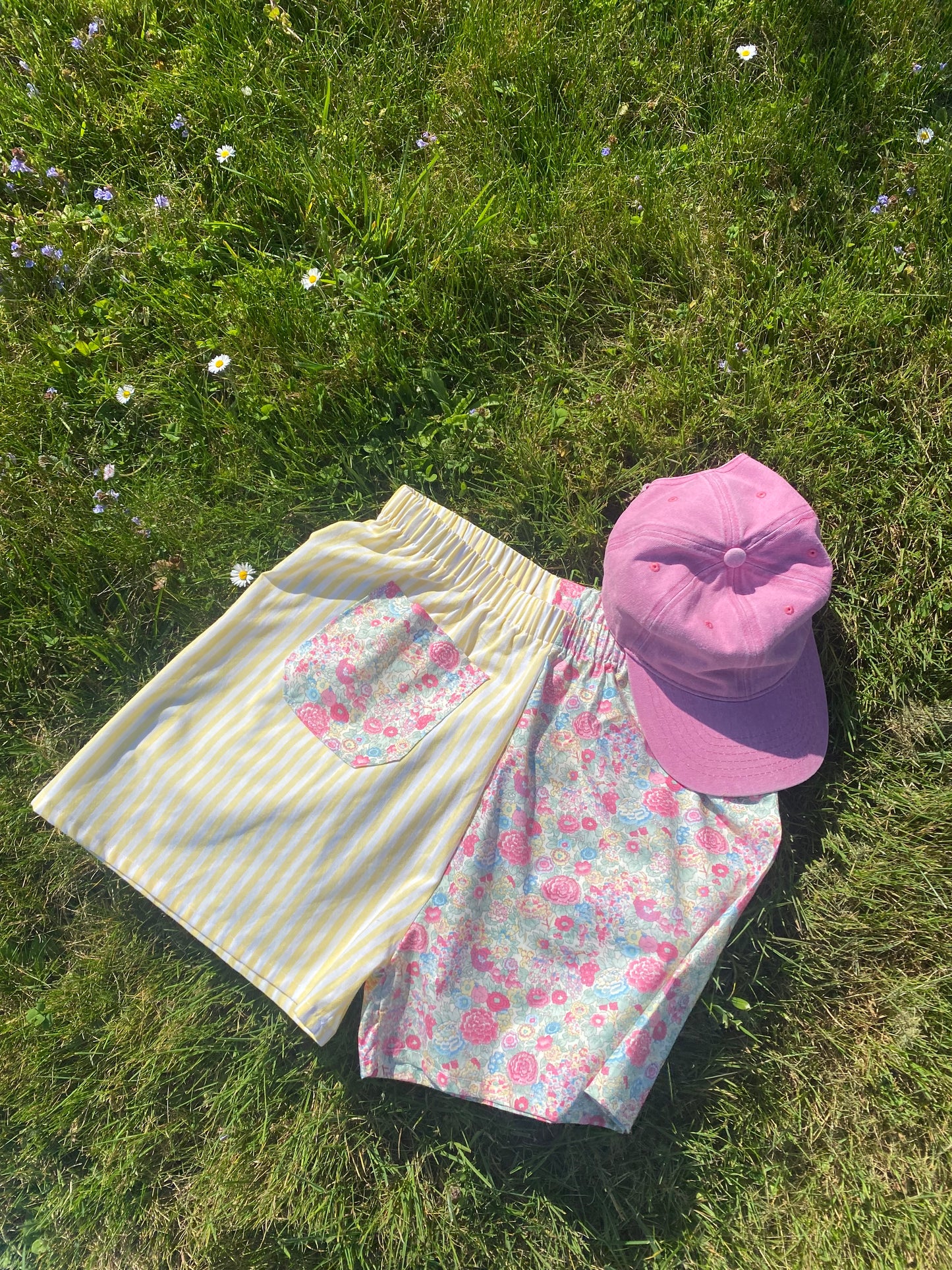 Short rayé et fleuri
