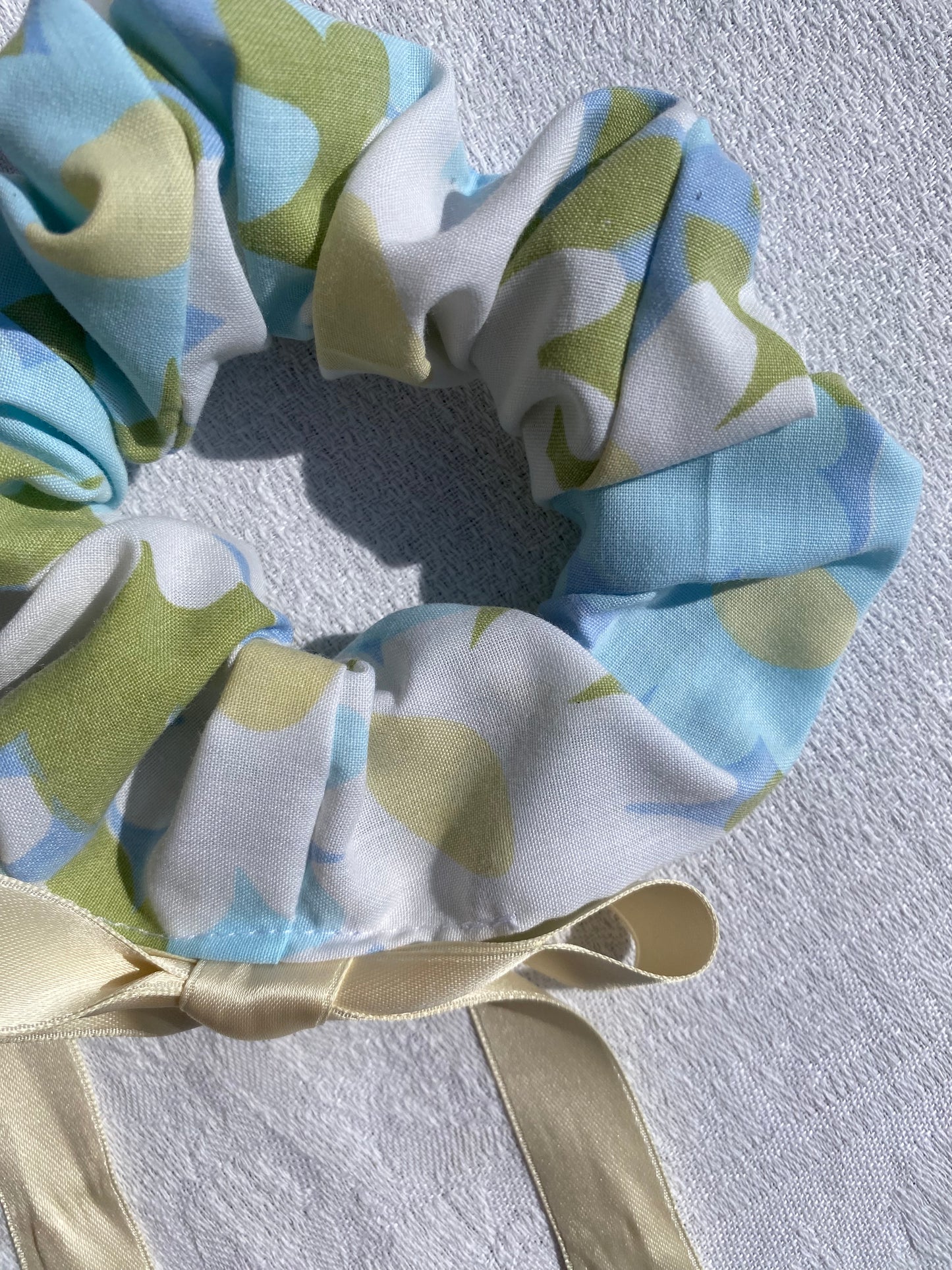 Chouchou fleuri en tissu vintage et ruban creme