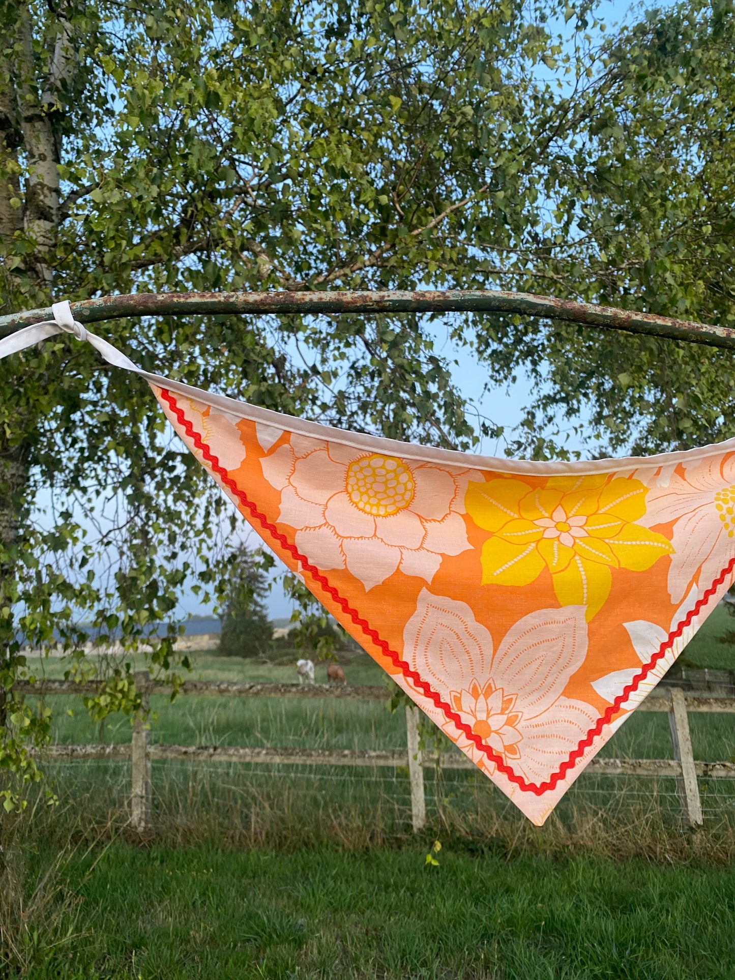 Bandana orange à fleurs pour les cheveux