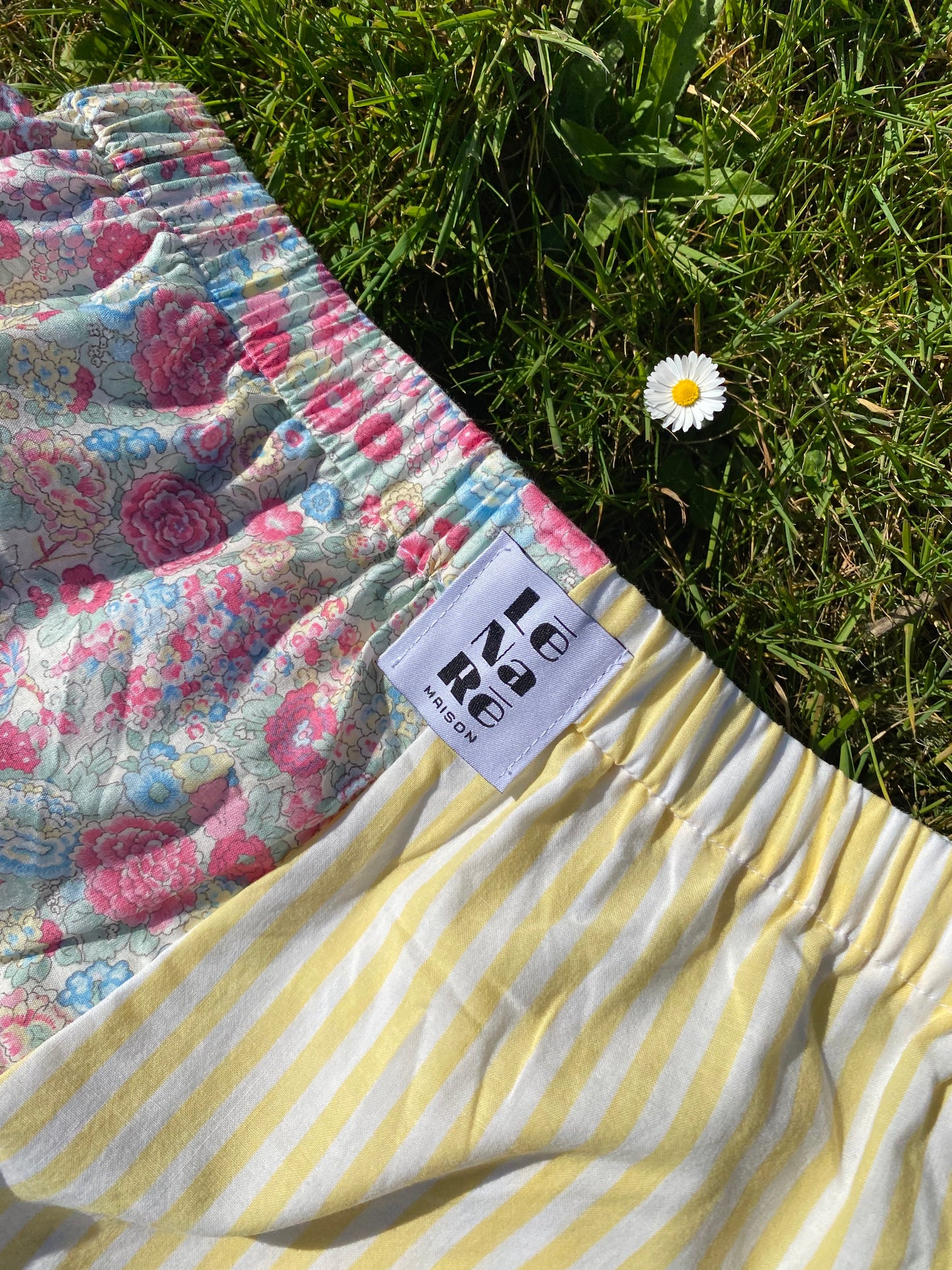 Short rayé et fleuri