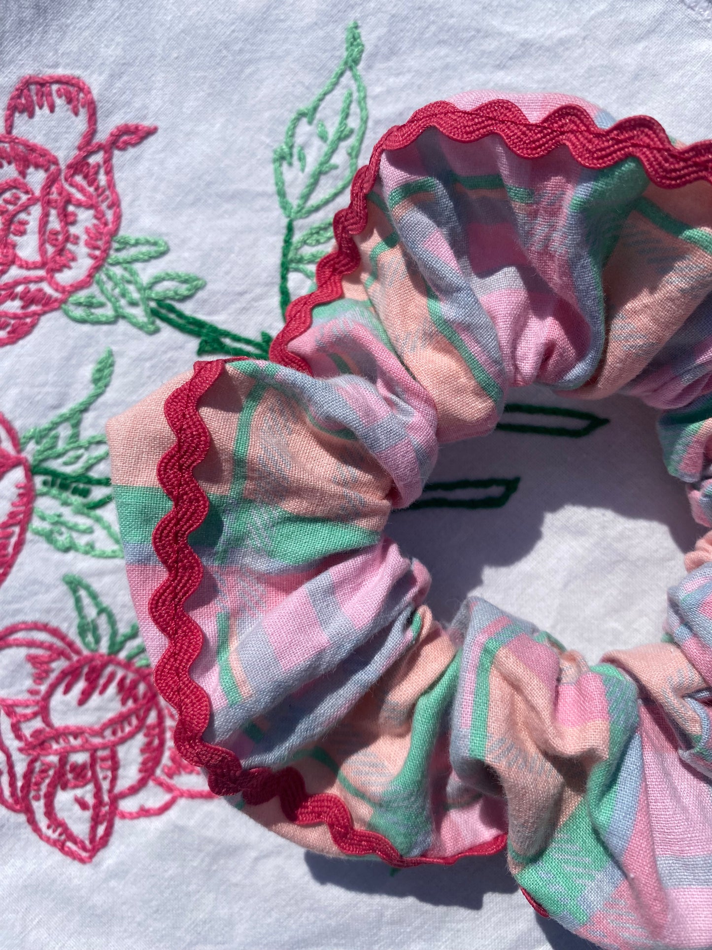 Chouchou tartan en tissu vintage et croquet rose