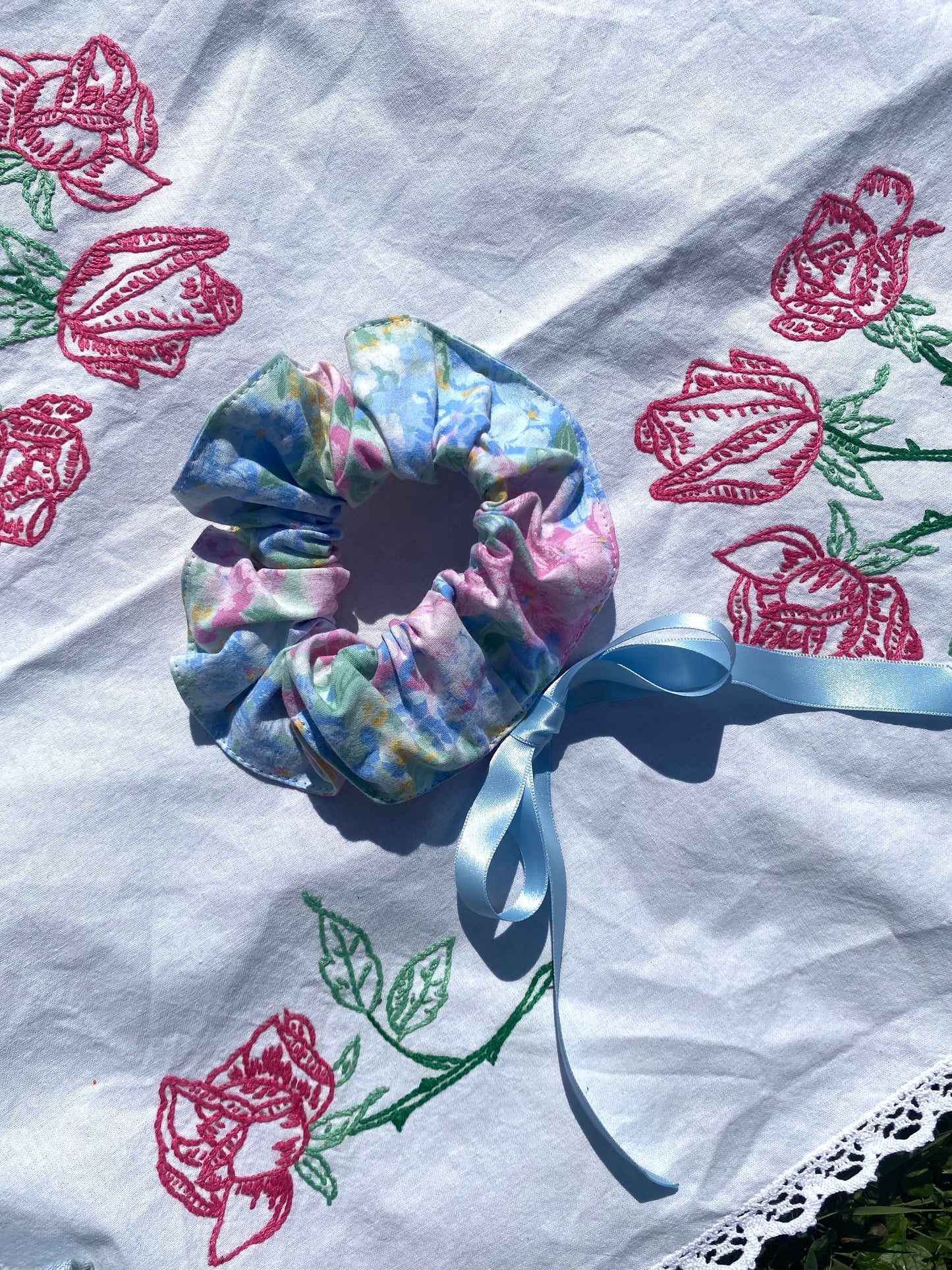 Chouchou fleuri en tissu vintage et ruban bleu
