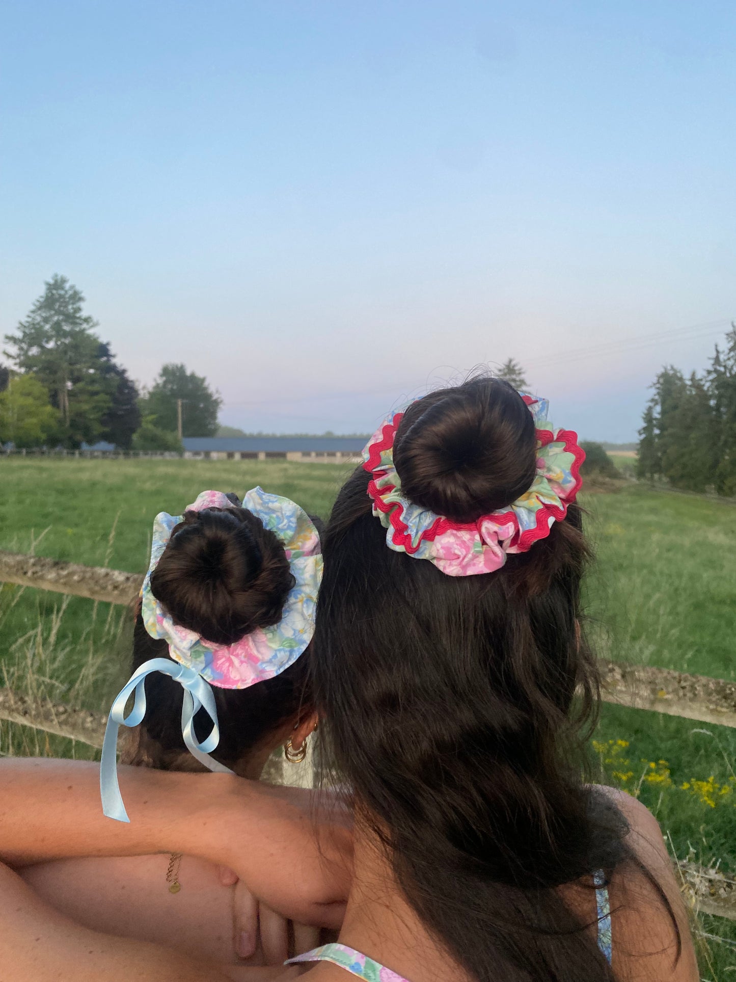 Chouchou fleuri en tissu vintage et ruban bleu