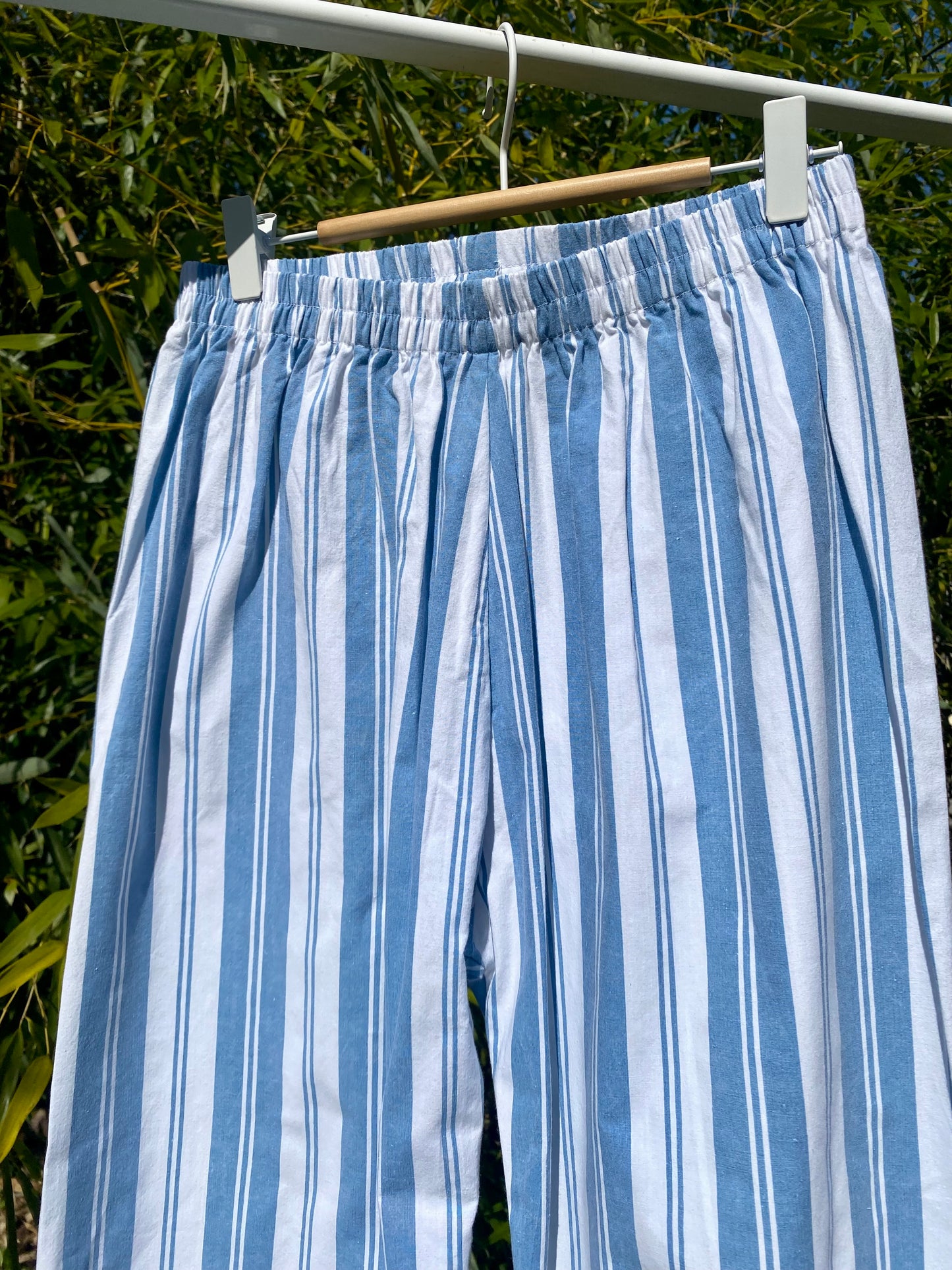 Pantalon rayé bleu et blanc