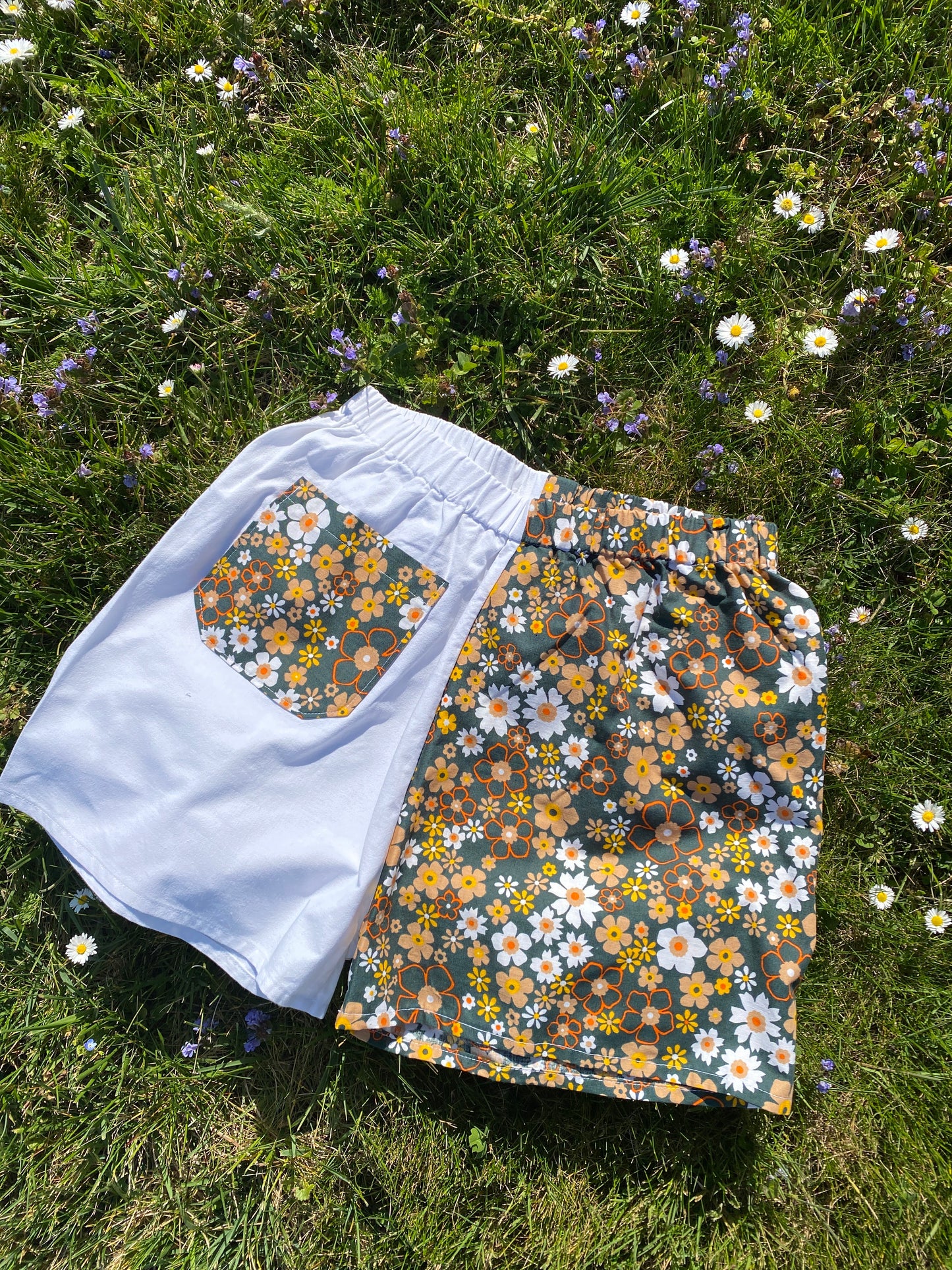 Short blanc et vert fleuri