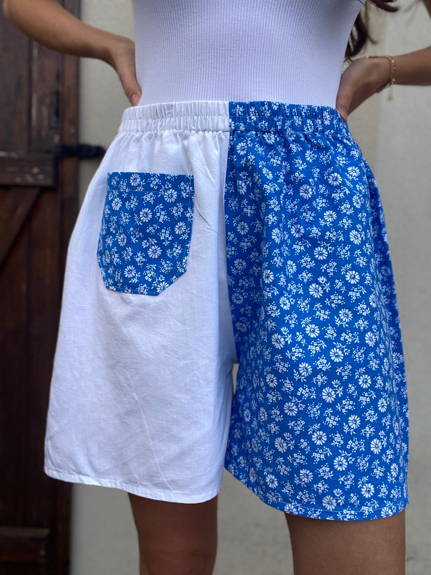 Short bleu fleuri et blanc