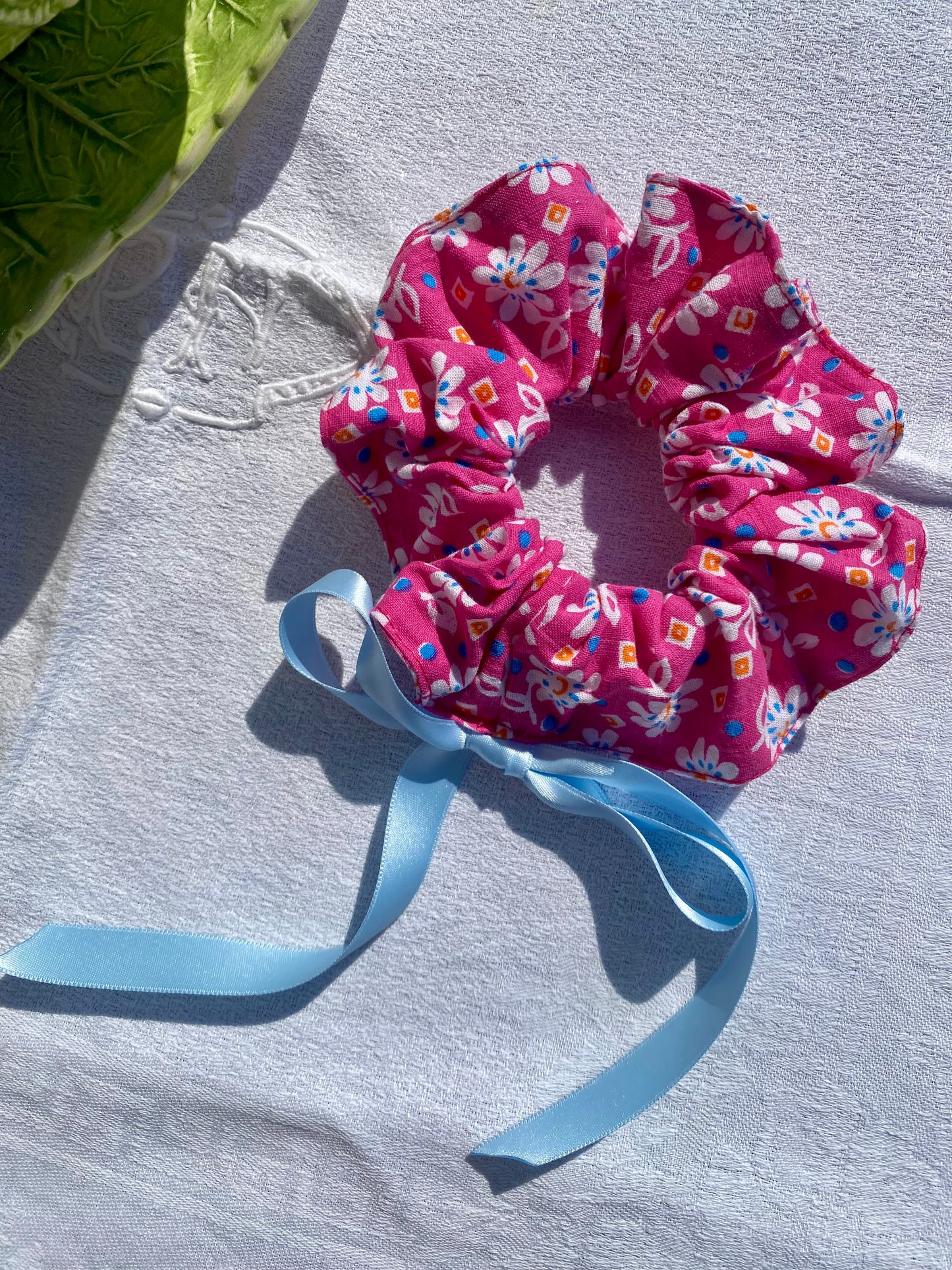 Chouchou rose fleuri en tissu vintage et ruban bleu