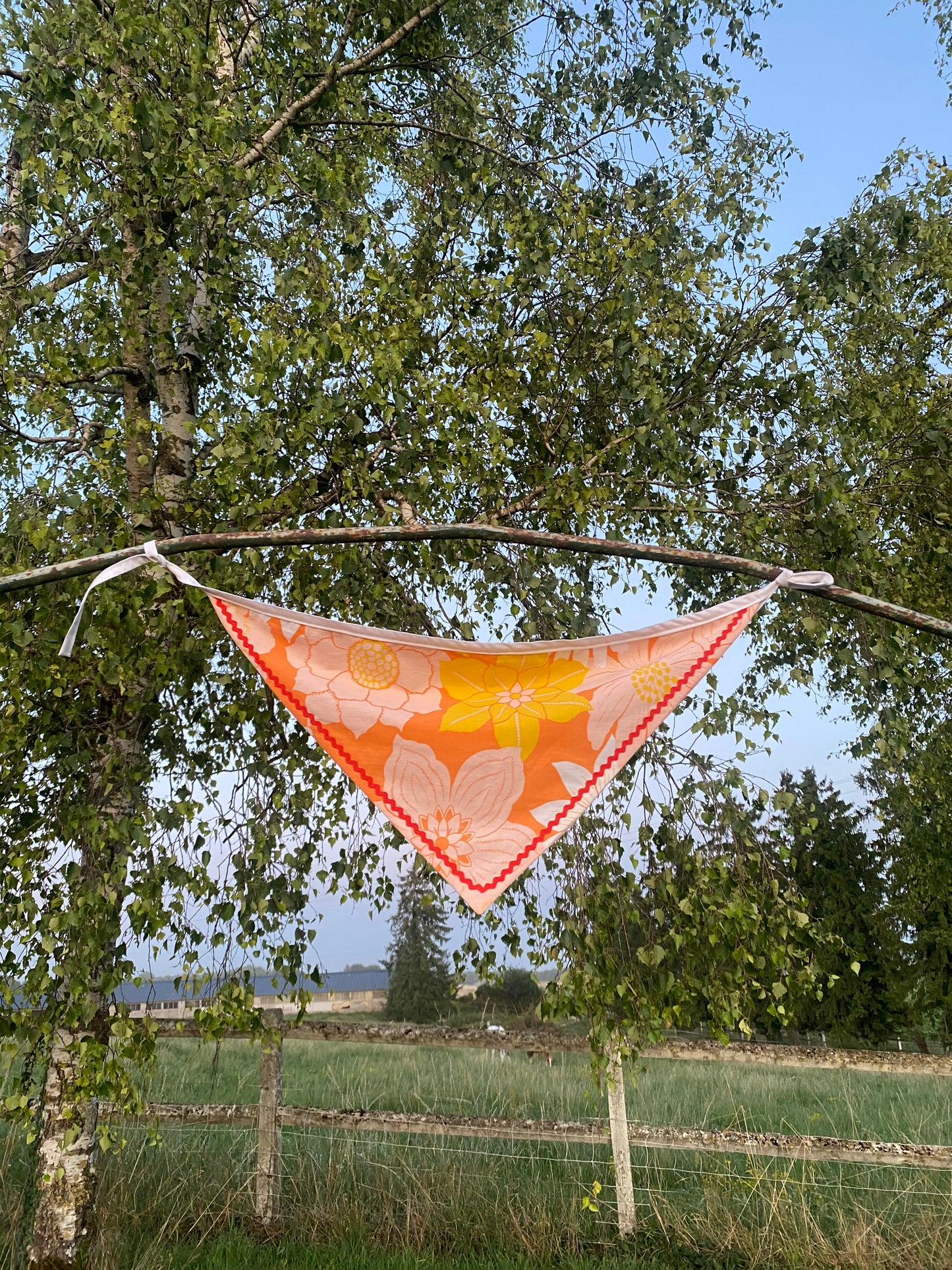 Bandana orange à fleurs pour les cheveux