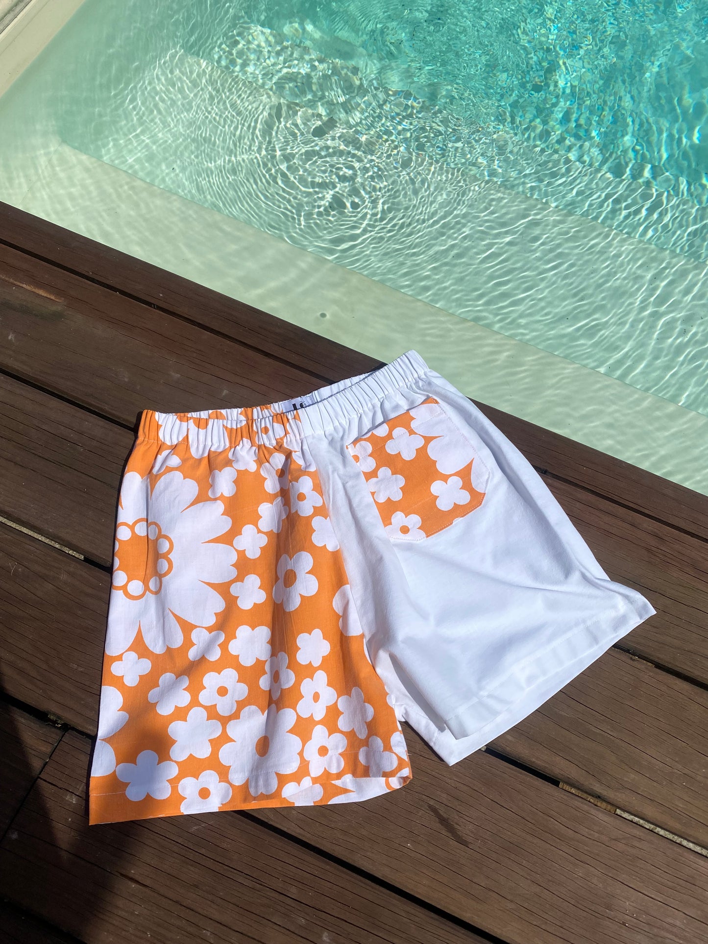 Short orange à fleurs
