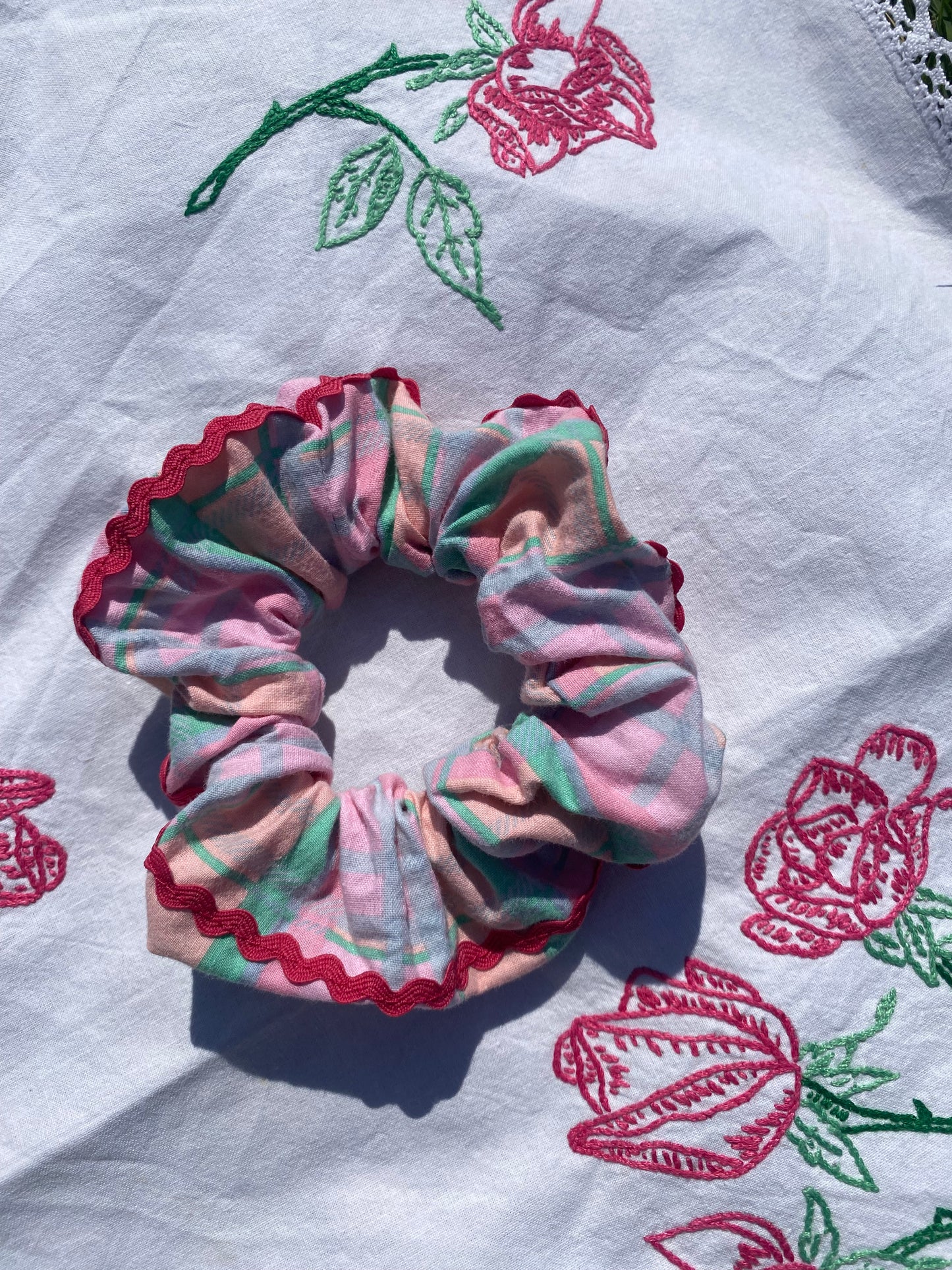 Chouchou tartan en tissu vintage et croquet rose