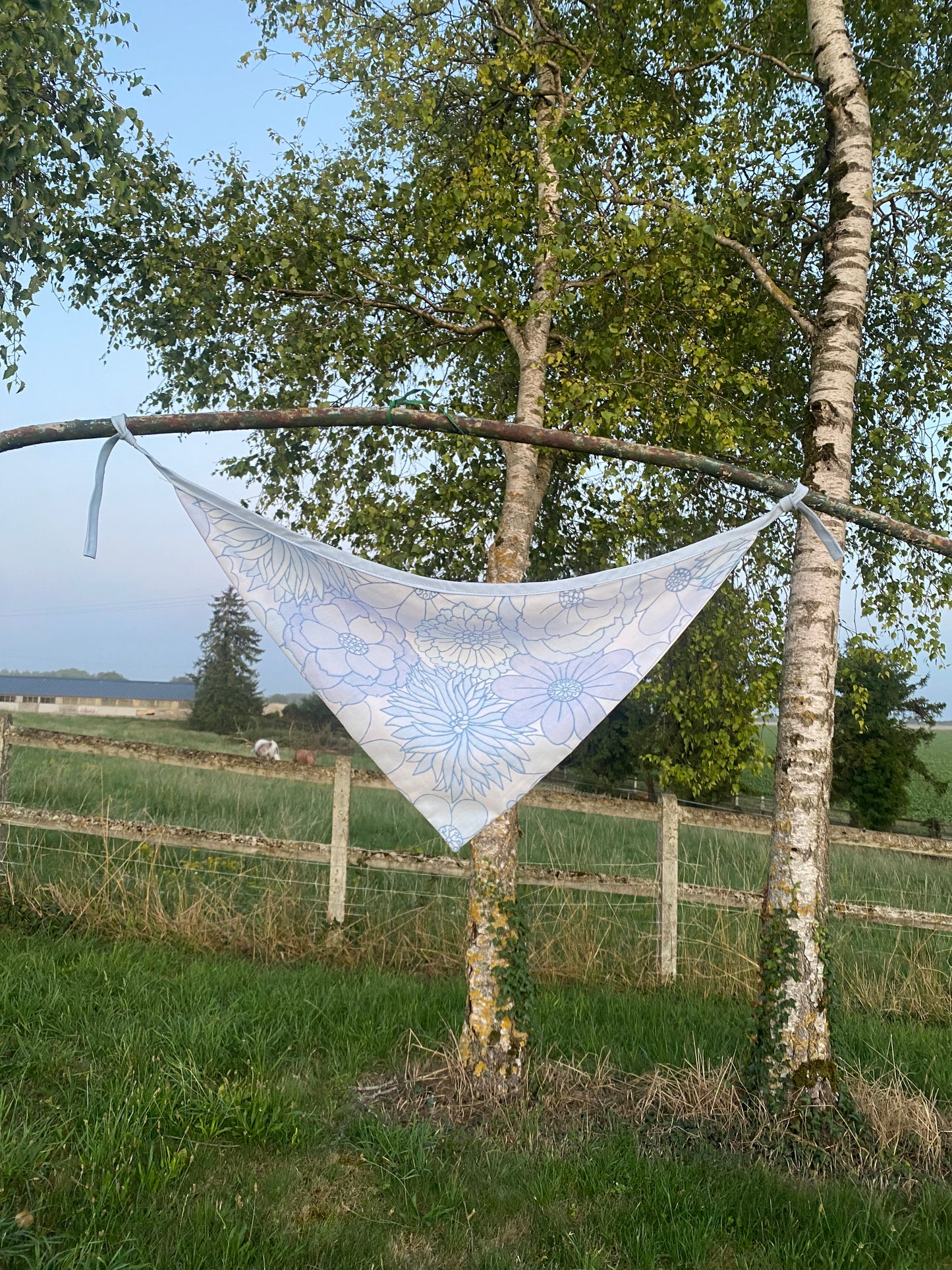 Bandana bleu fleuri pour les cheveux