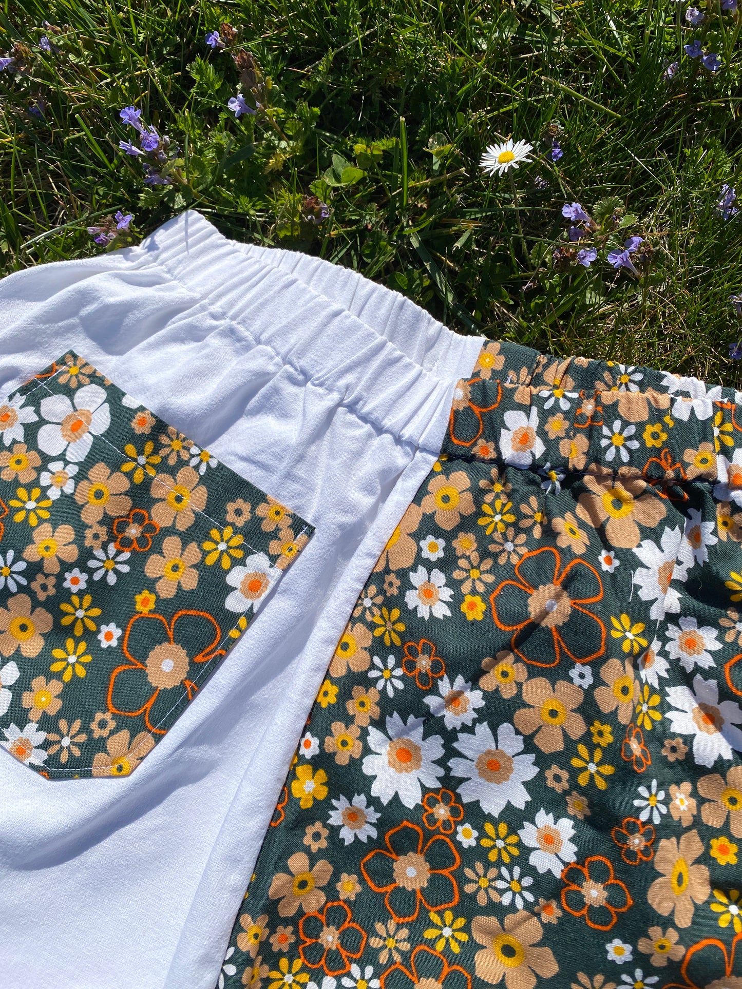Short blanc et vert fleuri
