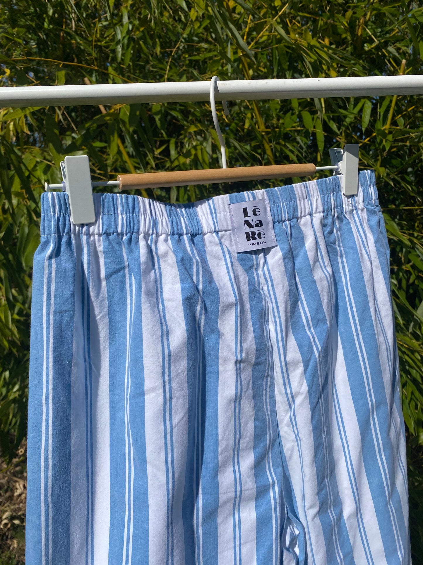 Pantalon rayé bleu et blanc