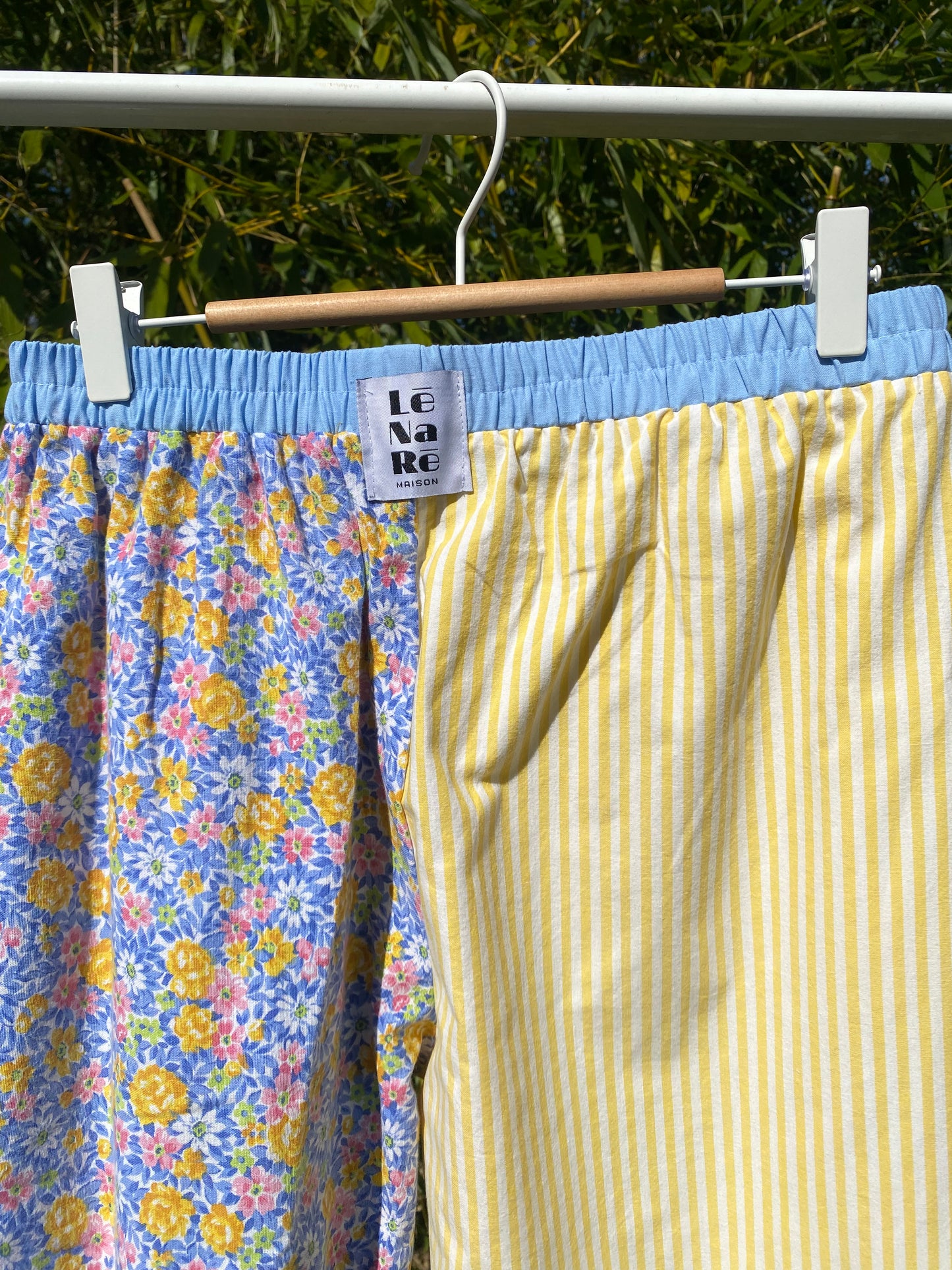 Pantalon rayé jaune et fleuri