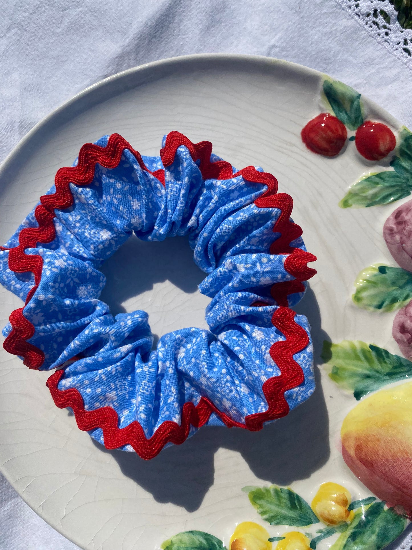 Chouchou bleu fleuri en tissu vintage et croquet rouge