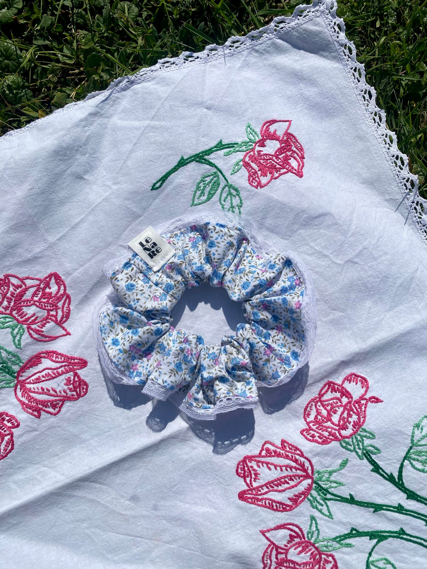 Chouchou fleuri en tissu vintage et dentelle blanche