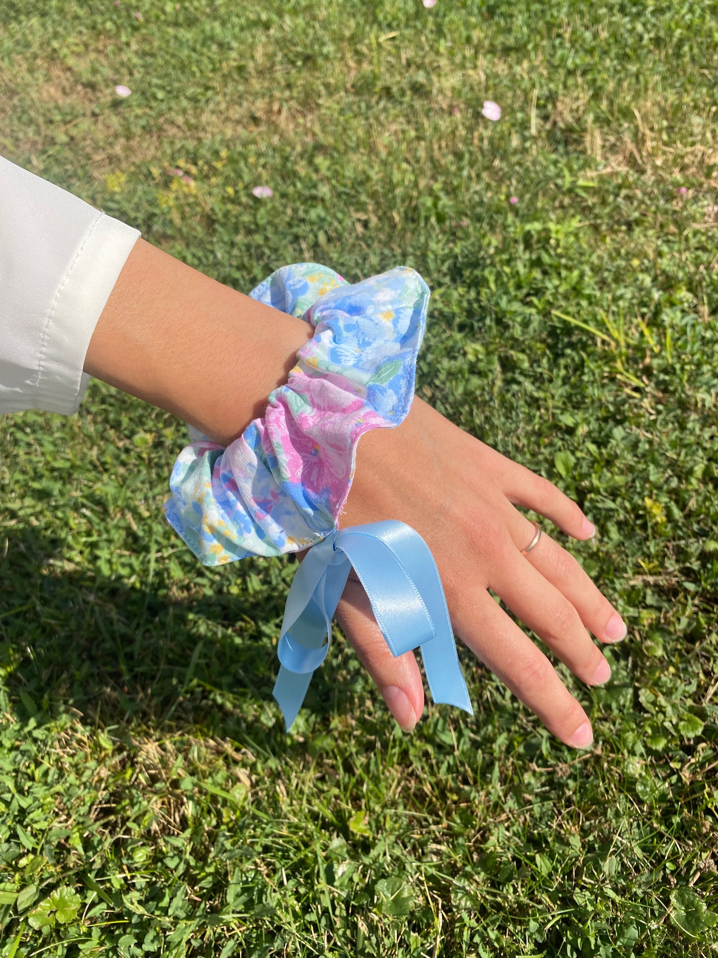 Chouchou fleuri en tissu vintage et ruban bleu
