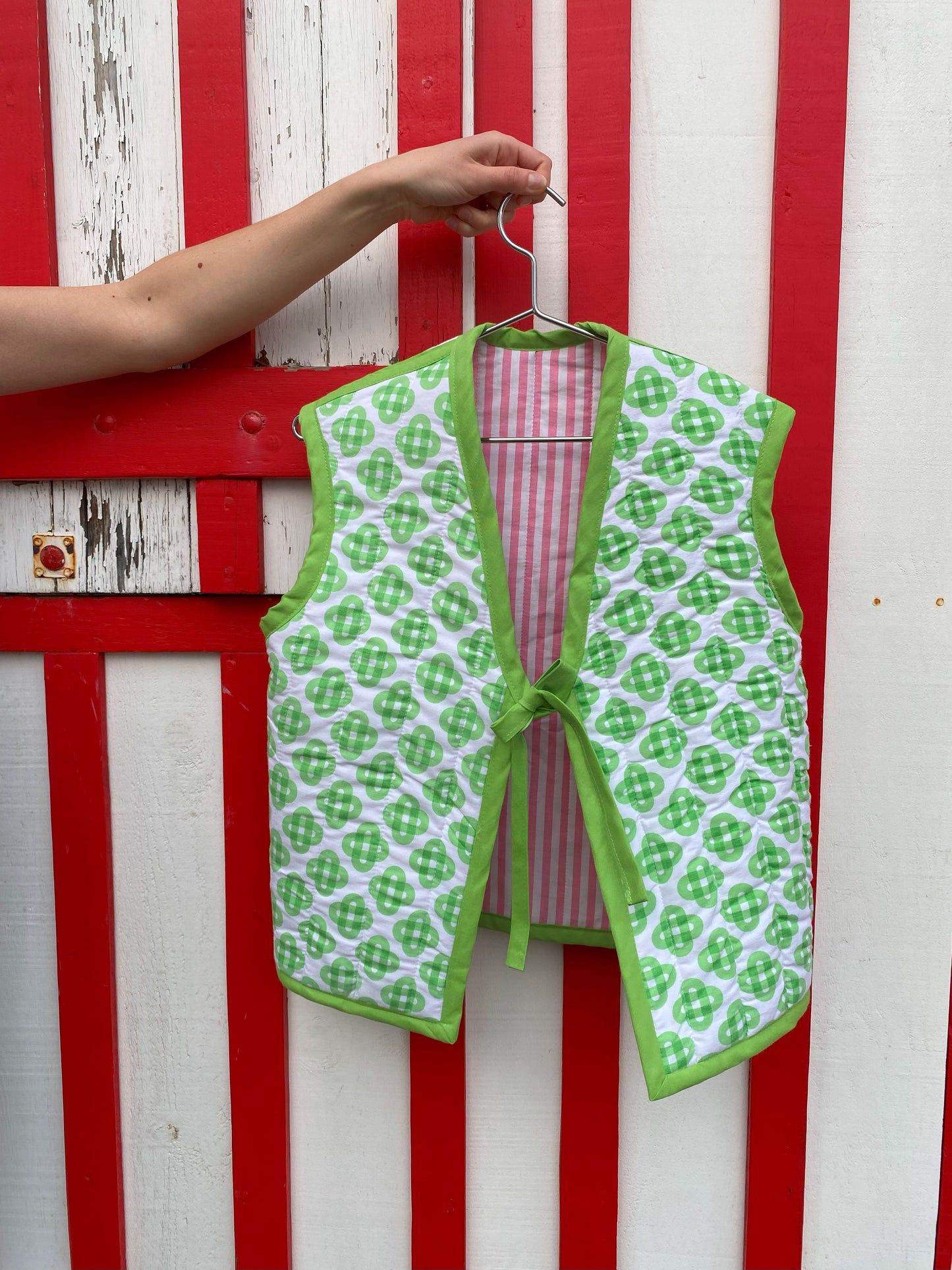 Veste sans manches trèfles verts/rayures roses