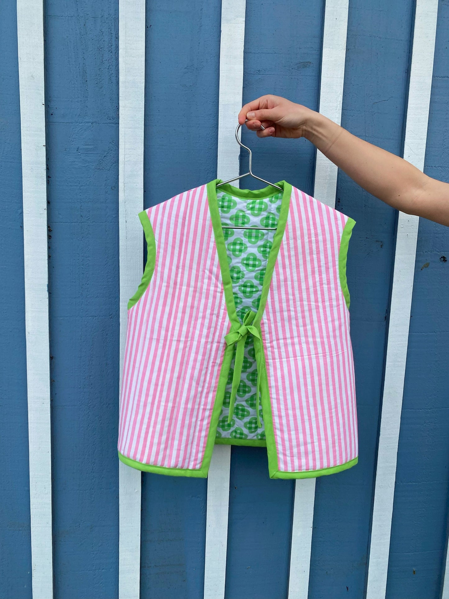 Veste sans manches trèfles verts/rayures roses