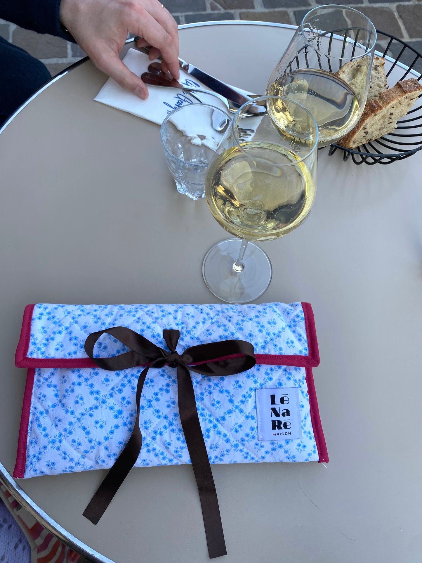 Protege-livre bleu blanc rose