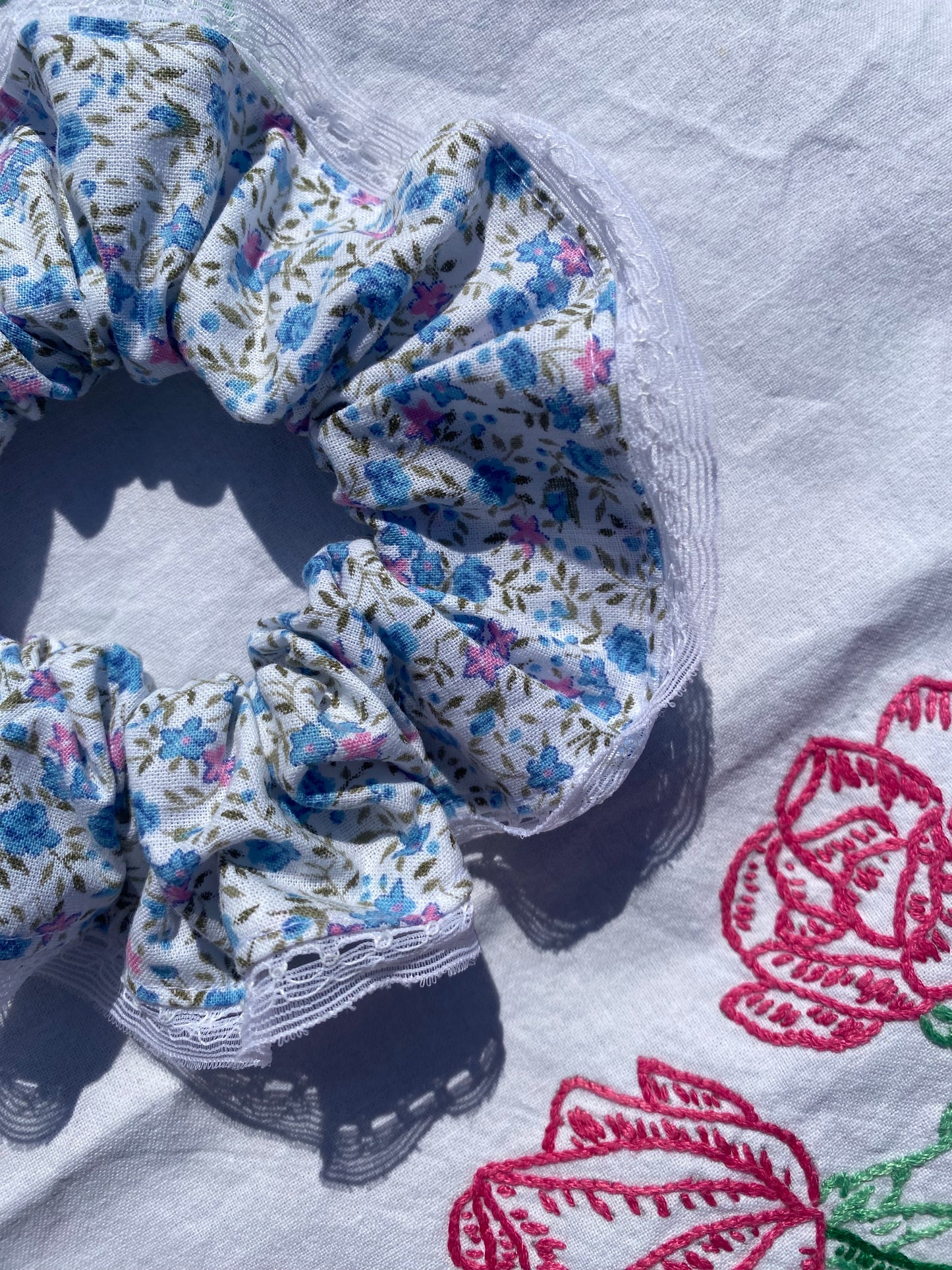 Chouchou fleuri en tissu vintage et dentelle blanche