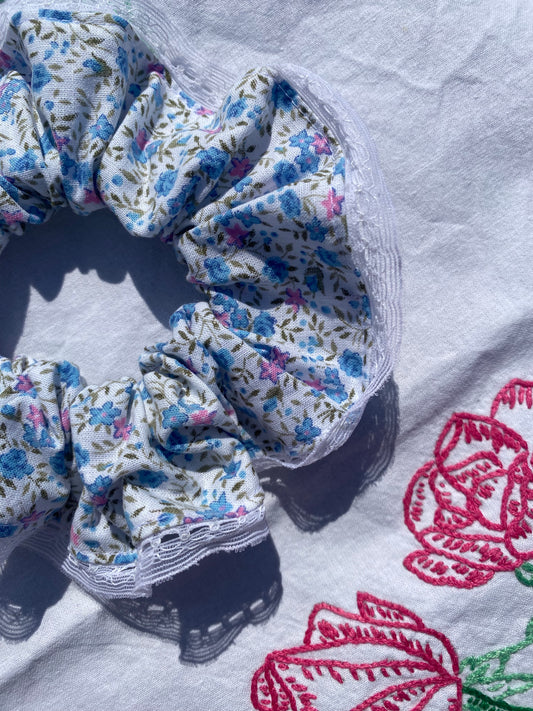 Chouchou fleuri en tissu vintage et dentelle blanche