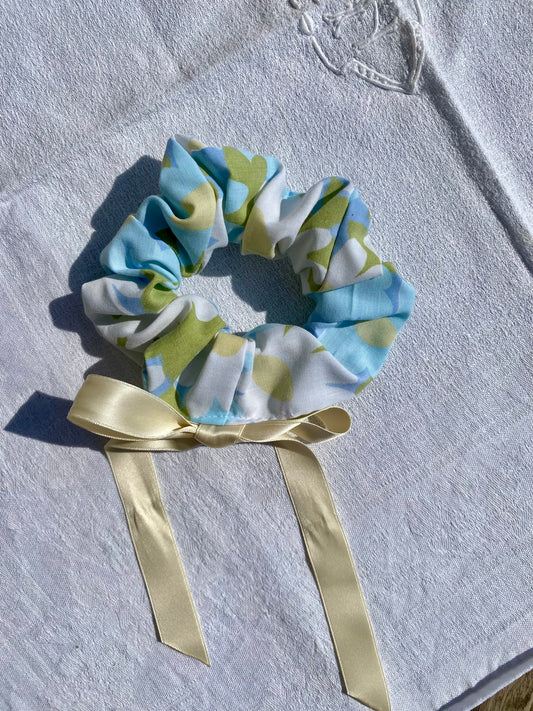 Chouchou fleuri en tissu vintage et ruban creme