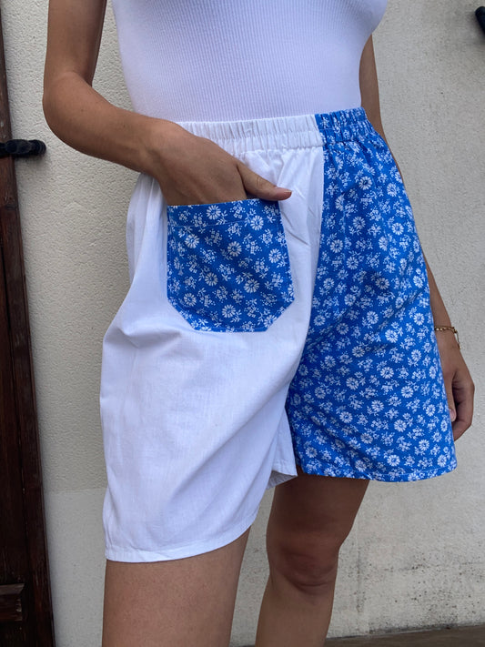 Short bleu fleuri et blanc