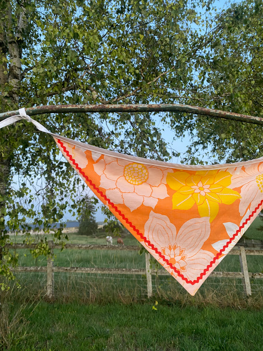 Bandana orange à fleurs pour les cheveux