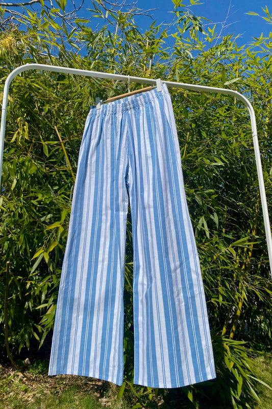 Pantalon rayé bleu et blanc