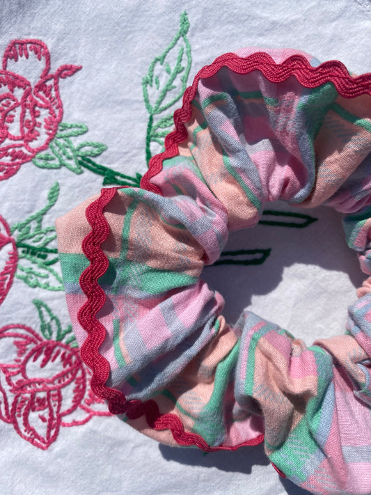 Chouchou tartan en tissu vintage et croquet rose