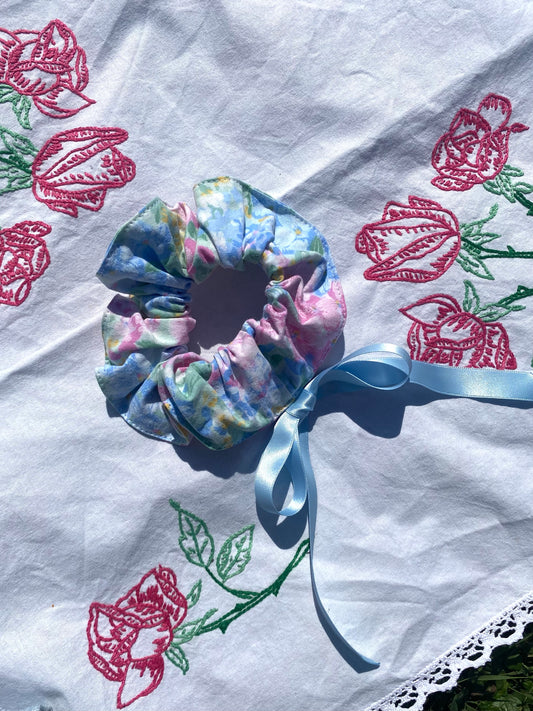 Chouchou fleuri en tissu vintage et ruban bleu
