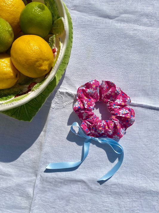 Chouchou rose fleuri en tissu vintage et ruban bleu