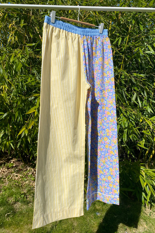 Pantalon rayé jaune et fleuri