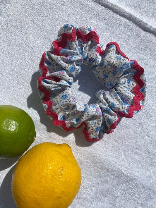 Chouchou fleuri en tissu vintage et croquet rose