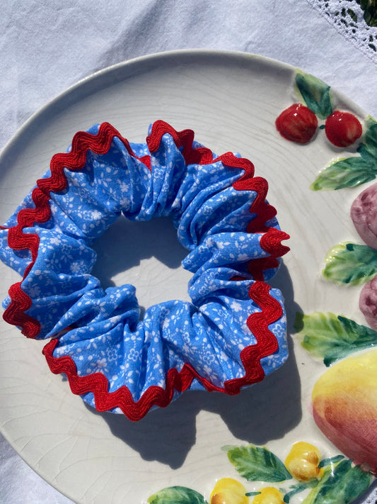 Chouchou bleu fleuri en tissu vintage et croquet rouge