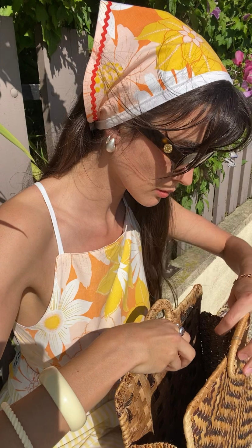 Bandana orange à fleurs pour les cheveux