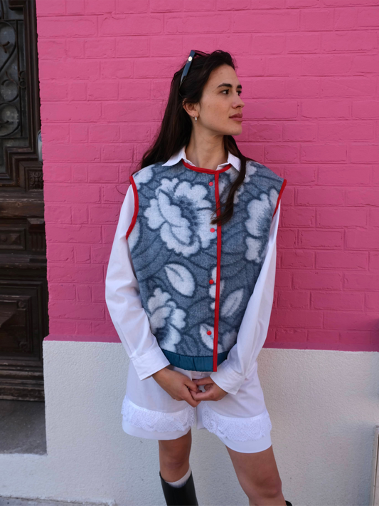 Veste sans manches à fleurs upcyclée